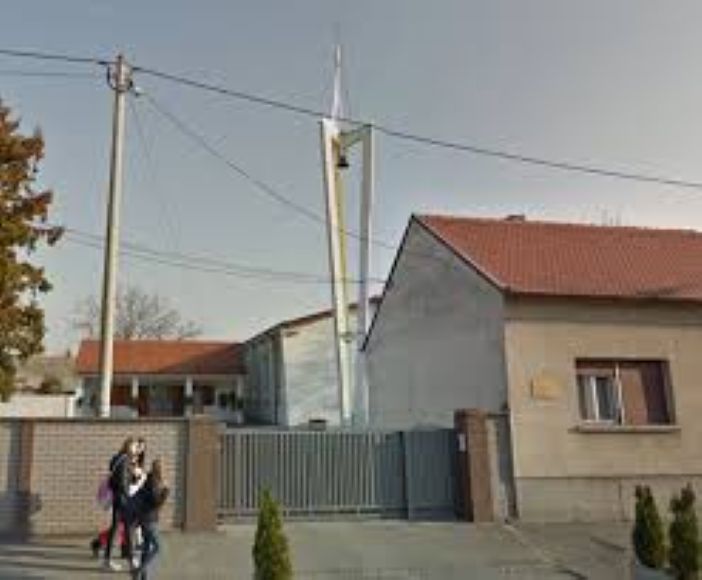 Patike, papuče, Isusove sandale i „feredže“: Objava o odijevanju u crkvi izazvala burnu raspravu među Brođanima