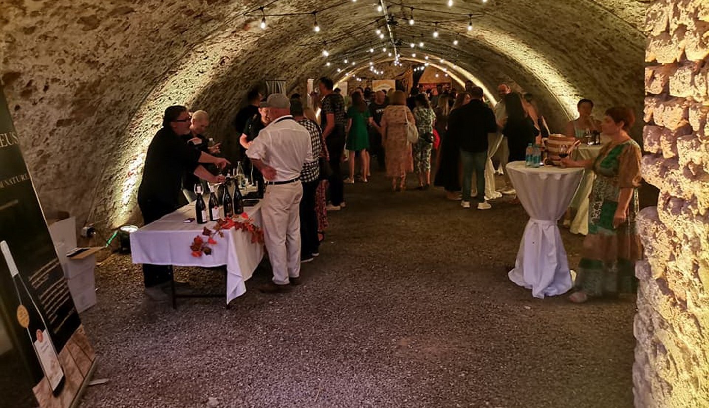 Vinska čarolija u kazamatima: glazba, vino i mirisi ljeta!