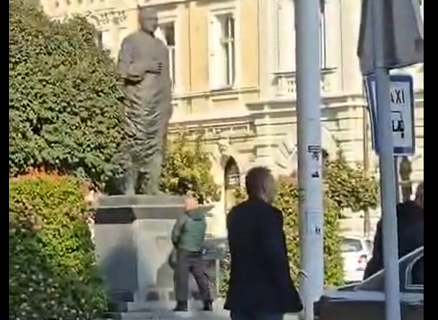 VIDEO KOJI ĆE VAS OSTAVITI BEZ RIJEČI: Muškarac urinirao po Tuđmanovom kipu