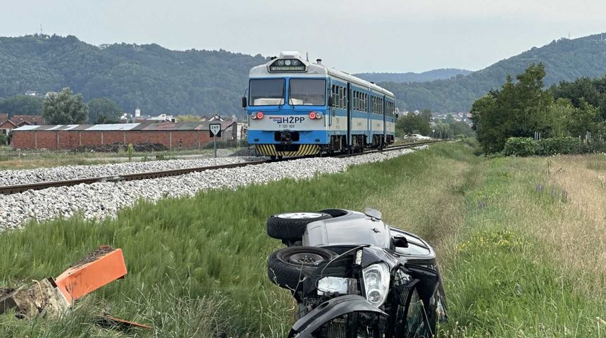 Vlak udario automobil, dvije osobe hospitalizirane