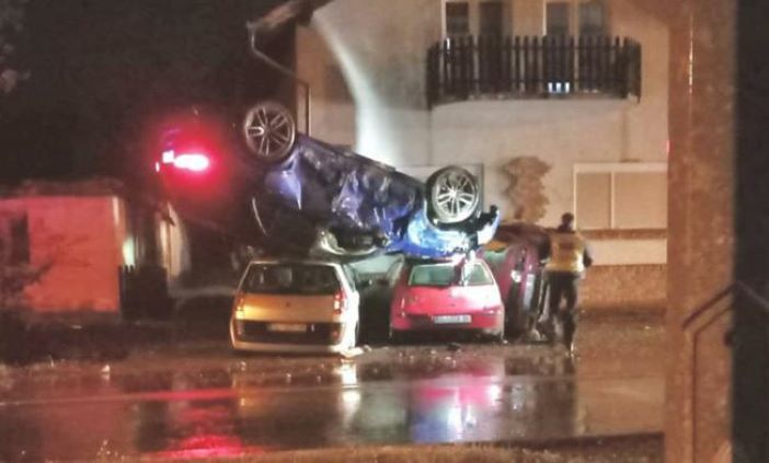 Leteći Mercedes uništio tri parkirana automobila