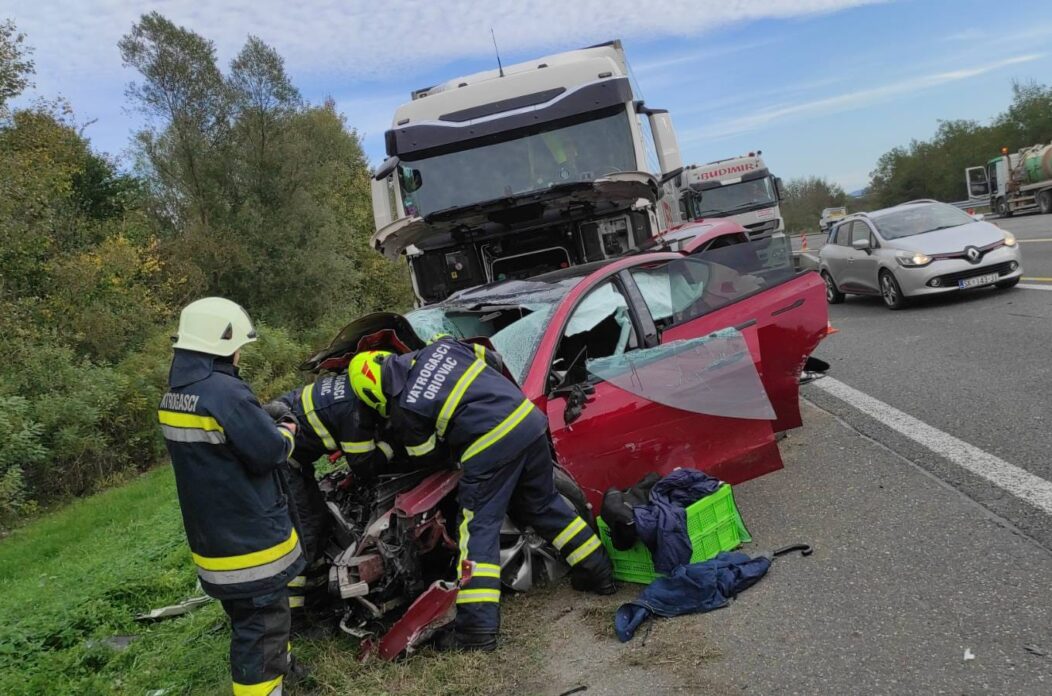 Zastrašujući prizor: Tesla zgnječen pod kamionom