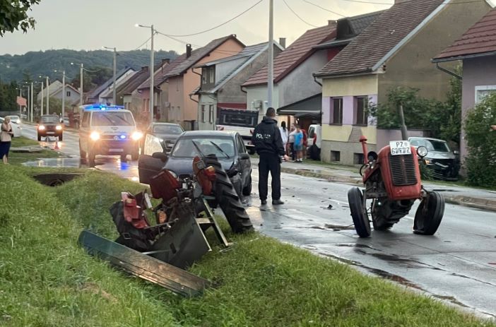 Teška prometna nesreća, prepolovljen traktor