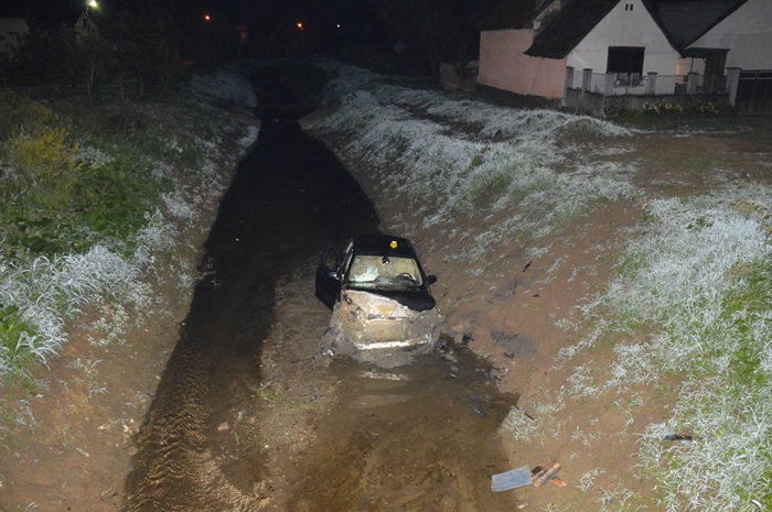 Ukrao auto pa završio u kanalu