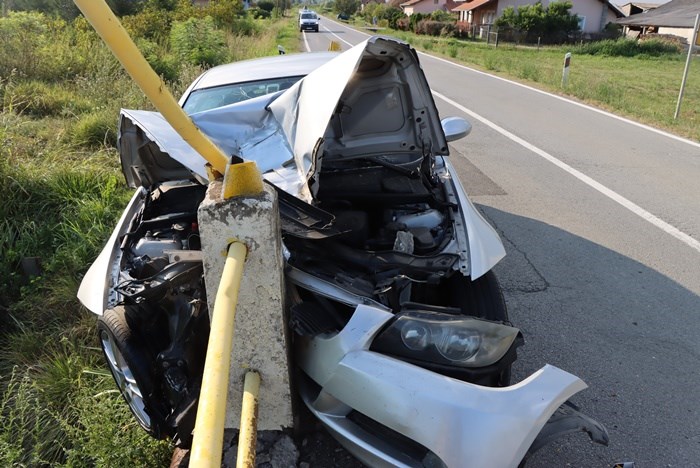 Mrtav pijan udario u ogradu mosta