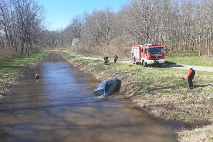 Vatrogasci izvukli automobil iz kanala