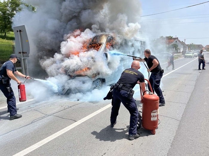 Bartolovci: Policija gasila požar na vozilu