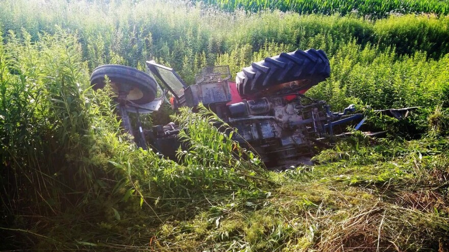 Pijani mladići prevrnuli traktor, jedan teško ozlijeđen