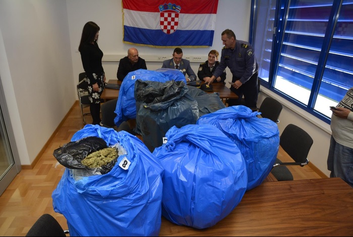 Prošvercao 105 kilograma marihuane. Oslobođen zbog pogreške carinika.