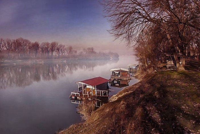 Gori splav u Splavarskoj ulici 