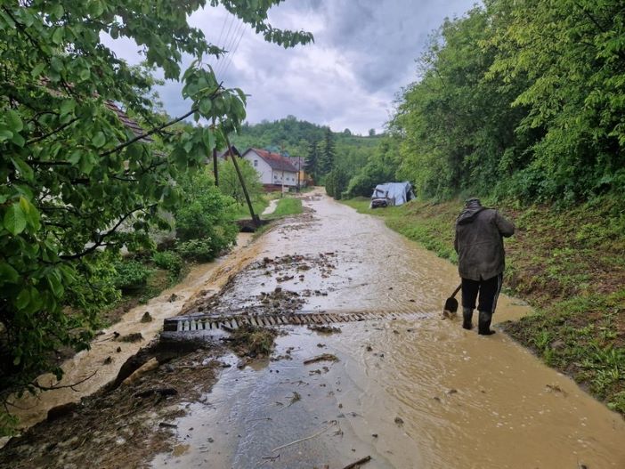 Nevrijeme na zapadu županije: Poplavljeni Drežnik i Gunjavci,