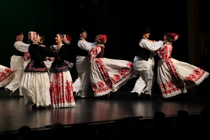 Drmeš, kolo, polka i žurka oduševili brodsku pubilku