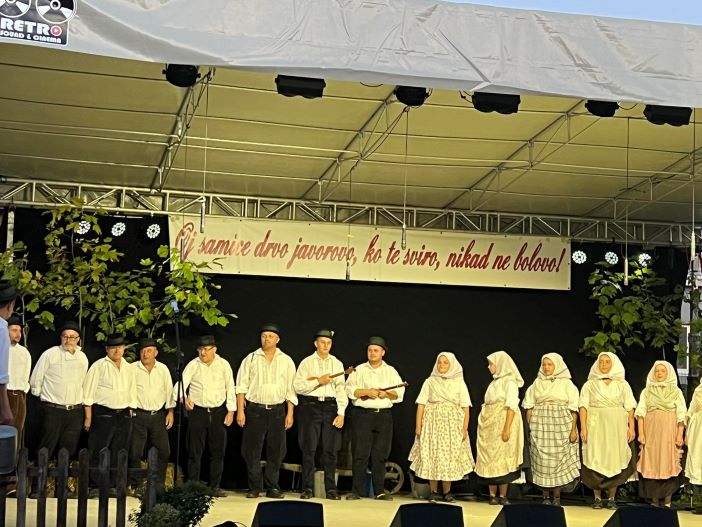  „Oj samice drvo javorovo, ko te sviro nikad ne bolovo“