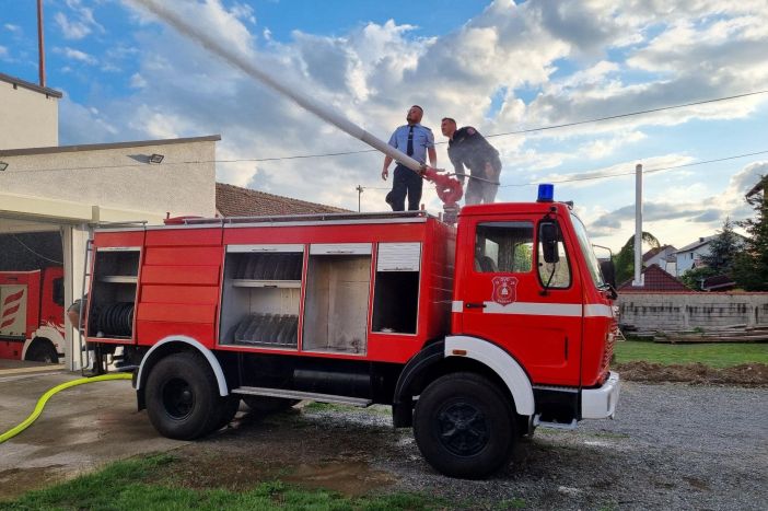 Sibinjski vatrogasci donirali vatrogasnu cisternu kolegama iz Davora