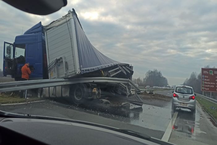 Sredanci: Kamion probio zaštitnu ogradu na A3