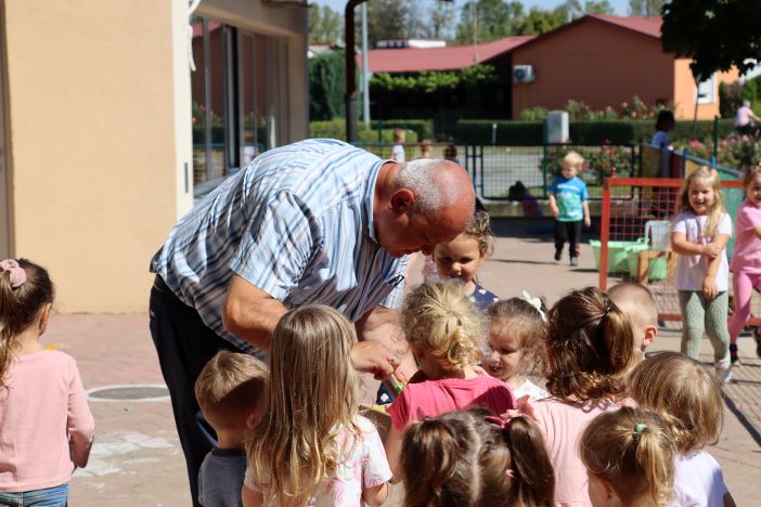 Gradonačelnik djecu razveselio slatkišima