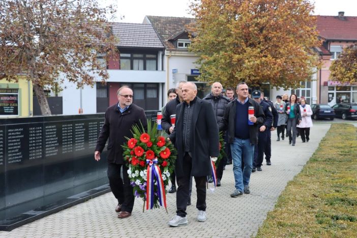 Novogradiščani se poklonili žrtvama Vukovara i Škabrnje