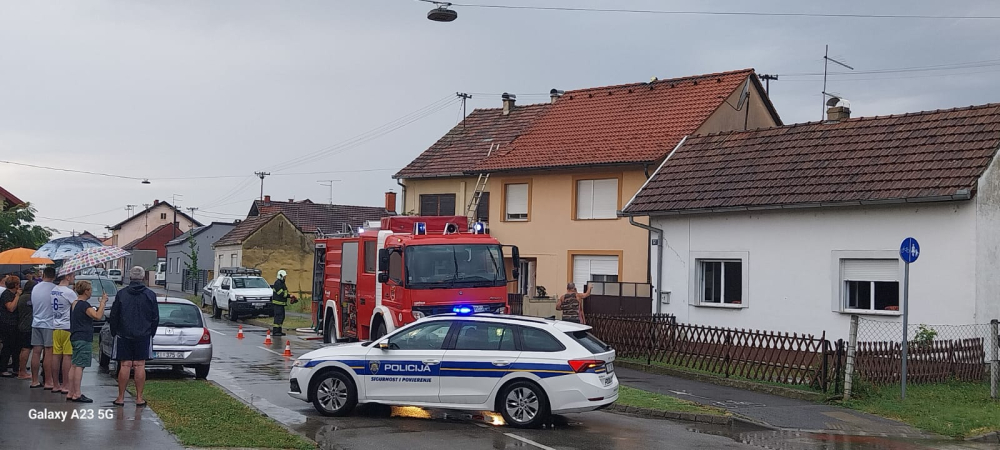 Posljedice nevremena: Grom zapalio obiteljsku kuću, podvožnjak pliva....