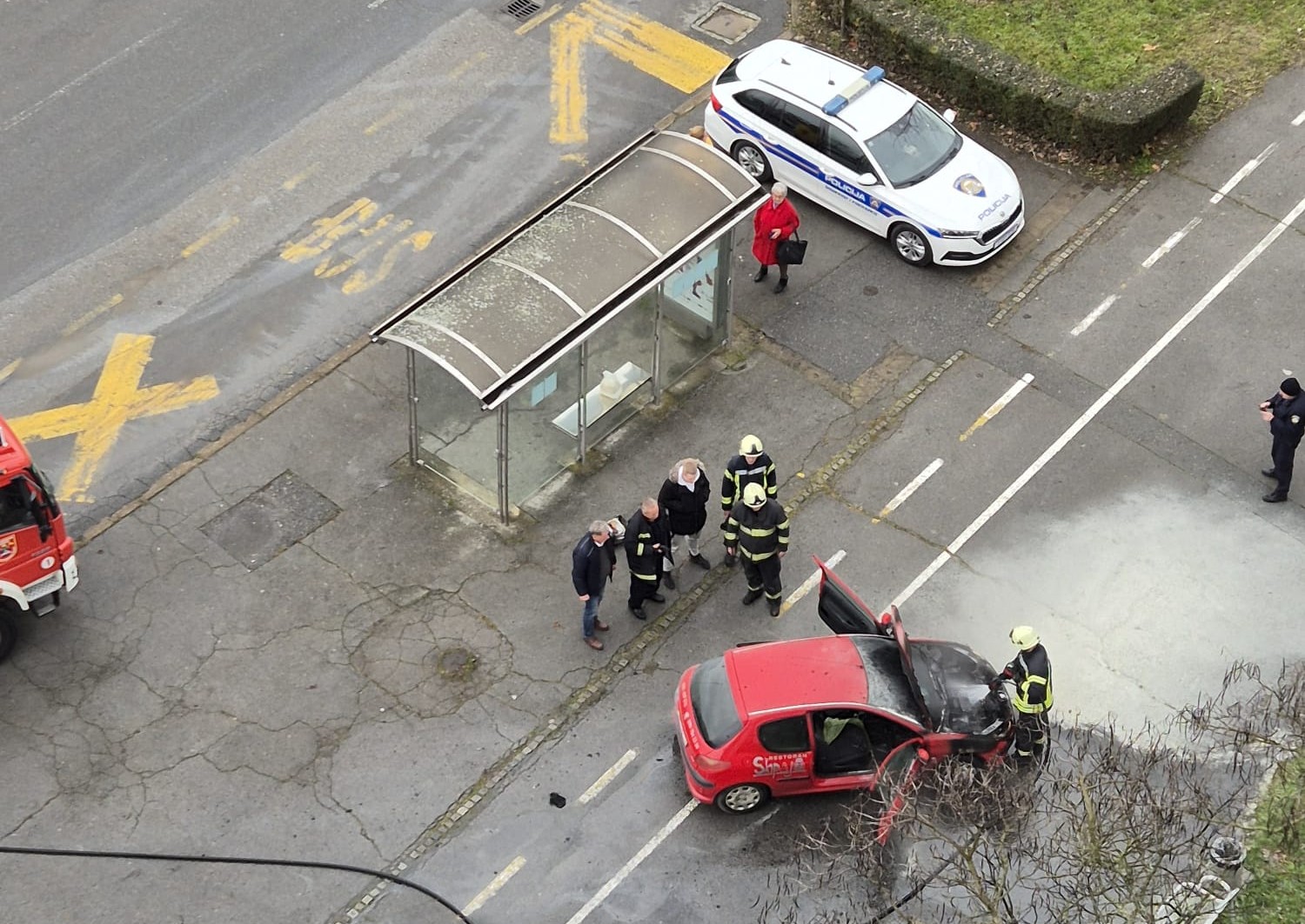 Akcija u centru: Vozilo planulo u nekoliko sekundi